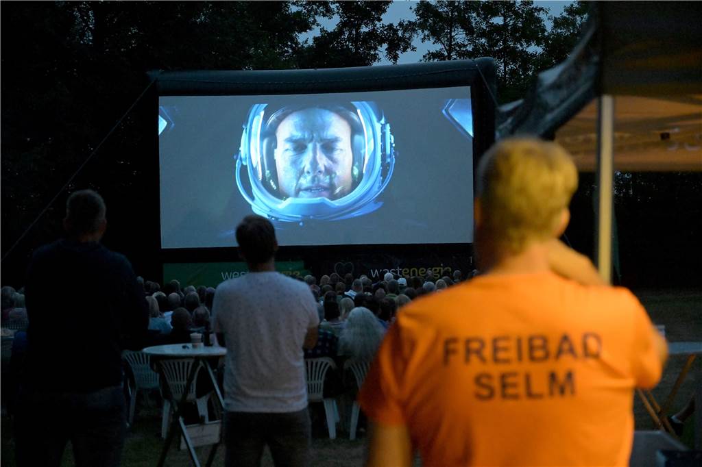 Zehn Jahre Bürgerfreibad Selm: „Sind für Zukunft positiv gestimmt“ Das Open Air Kino im Selmer Freibad kam gut bei den Besuchern an und soll auch widerholt werden.