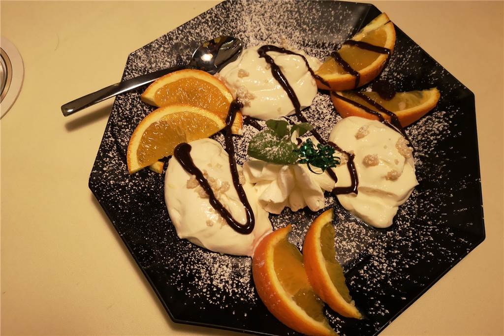 In den Bürgerstuben gibt es viel zu Essen – lecker und preiswert Das Orangen-Marzipan-Mousse teilten wir uns zu zweit.