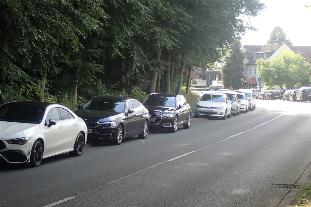 Zuschauer „meckern und schimpfen“: Stadt Dortmund bittet beim Hecker-Cup zur Kasse Autos parken falsch vor dem Aplerbecker Waldstadion.