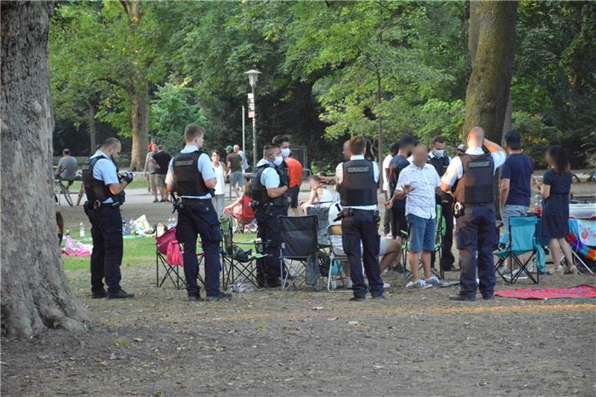 Polizei Dortmund forderte 400 Besucher auf, den Westpark zu verlassen Das Ordnungsamt war am Samstagabend mit viel Personal im Westpark unterwegs.