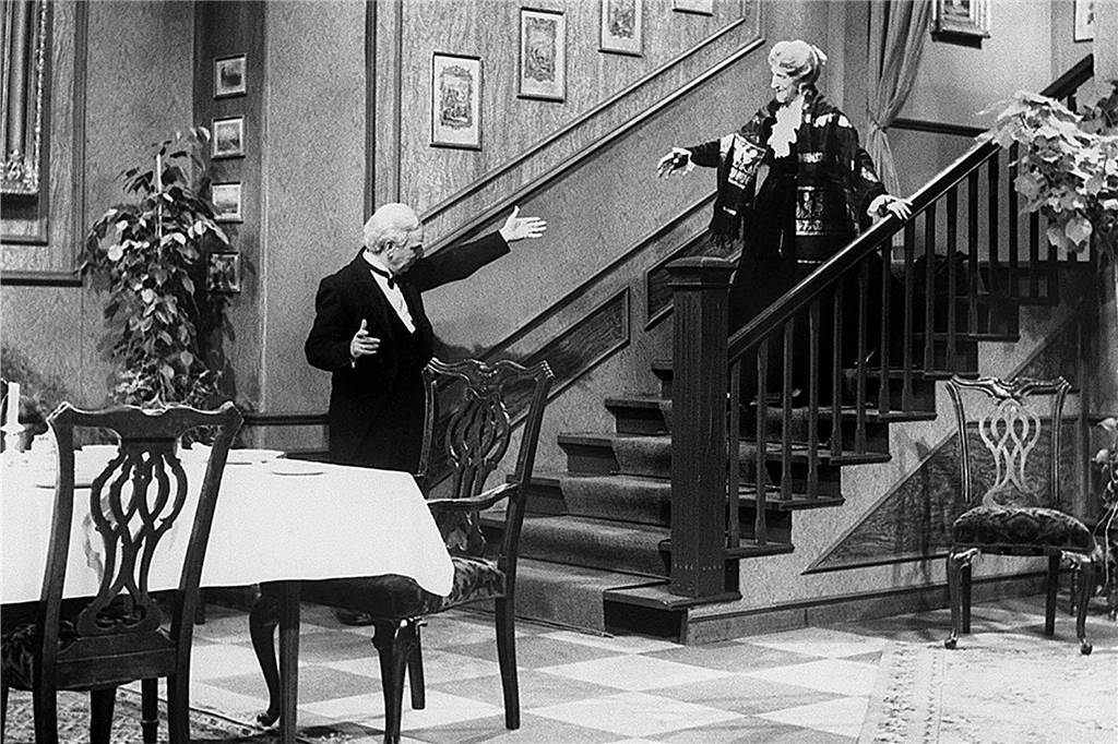 Dinner for One auf Plattdeutsch: Zwei Vorstellungen am 29. Dezember Freddie Frinton als Diener James und May Warden als alleinspeisende alte Dame Miss Sophie