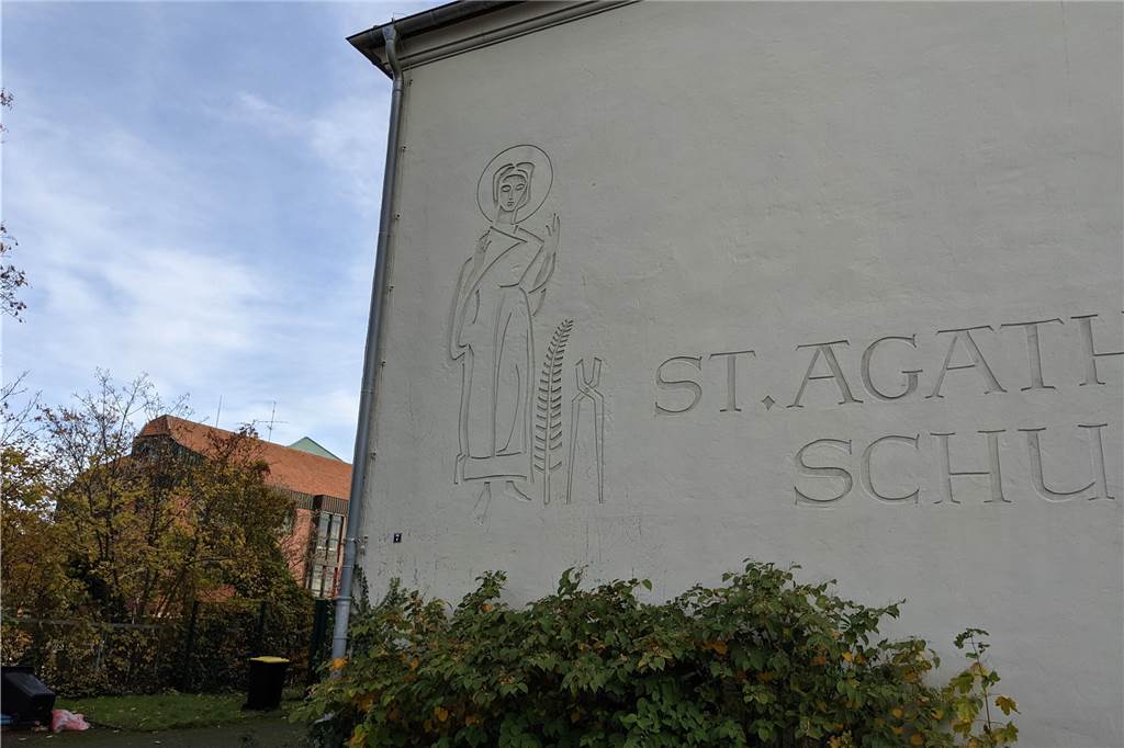 Grünzug in einem Stadtteil von Dorsten wird zum „Pestalozzi-Park“ Das Original-Kunstwerk der Heiligen Agatha kann nicht vor dem Abriss gerettet werden, es soll aber orginalgetreu als Relief am neuen Gebäude einen Nachfolger finden.