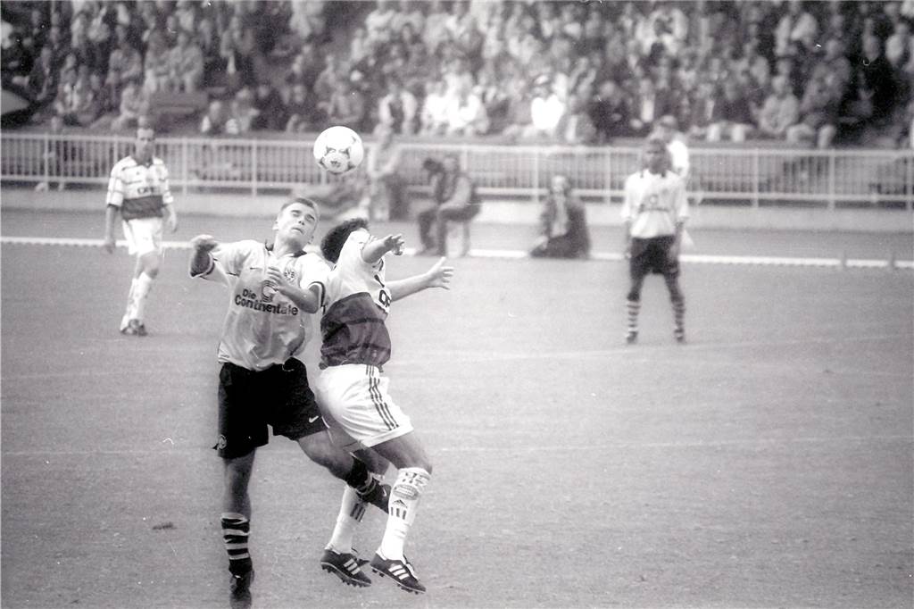 Finale gegen Bayern München: Castrop-Rauxeler BVB-Fußballer wurde zum dritten Mal Deutscher Meister Das Originalbild zum Kopfball-Duell von Sascha Lindner, wie es nach dem Film-Entwickeln aus der Dunkelkammer kam.