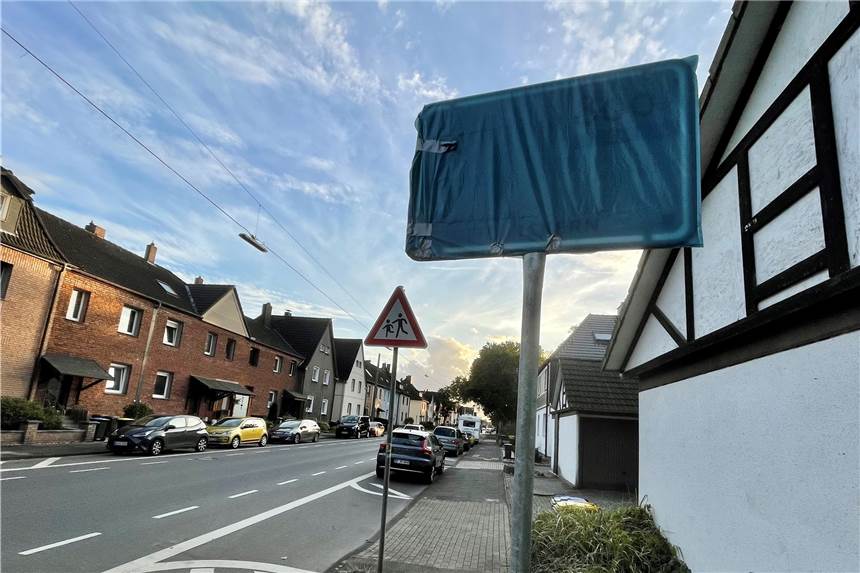 Ortseingangsschilder in Castrop-Rauxel verhüllt: Was steckt dahinter? Das Orteingangsschild zu Ickern an der Leveringhauser Straße ist zurzeit zugeklebt.