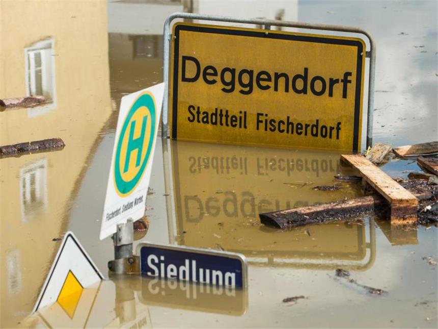 Gauck besucht Deggendorf ein Jahr nach dem Hochwasser Das Ortsschild vom Deggendorfer Ortsteil Fischerdorf steht am 06.06.2013 im Hochwasser. Foto: Armin Weigel