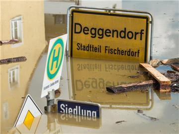Das Ortsschild vom Deggendorfer Ortsteil Fischerdorf steht am 06.06.2013 im Hochwasser. Foto: Armin Weigel