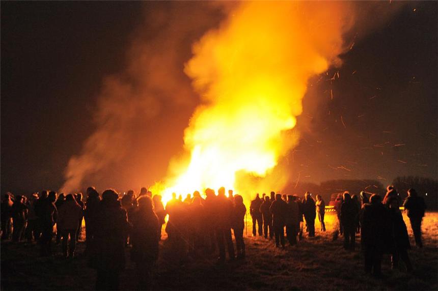 Das Osterfeuer auf dem Hof Mikus in Rheinen.