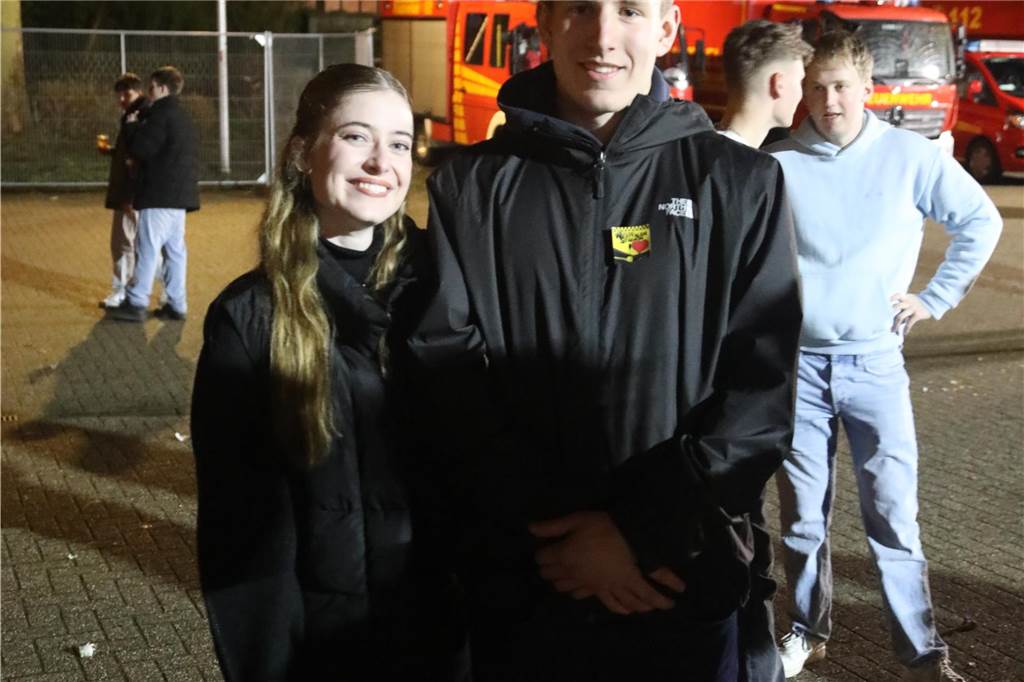 Das Osterfeuer der Feuerwehr war in Bork sehr gut besucht. Und als der regen einsetzte, wechselten die Besucher in die Fahrzeughallen.