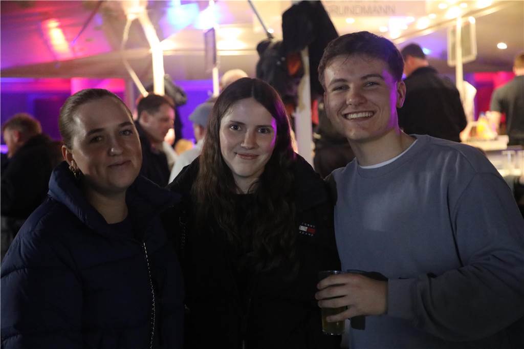 Das Osterfeuer der Feuerwehr war in Bork sehr gut besucht. Und als der regen einsetzte, wechselten die Besucher in die Fahrzeughallen.