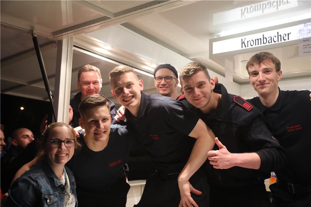 Das Osterfeuer der Feuerwehr war in Bork sehr gut besucht. Und als der regen einsetzte, wechselten die Besucher in die Fahrzeughallen.