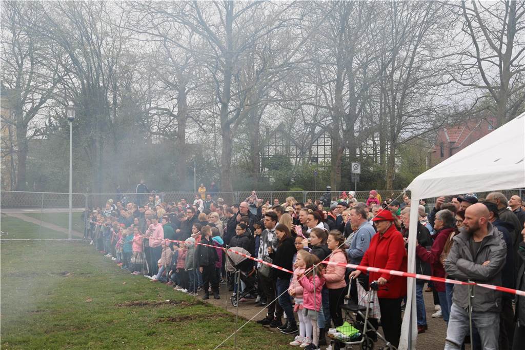 Das Osterfeuer der Feuerwehr war in Bork sehr gut besucht. Und als der regen einsetzte, wechselten die Besucher in die Fahrzeughallen.