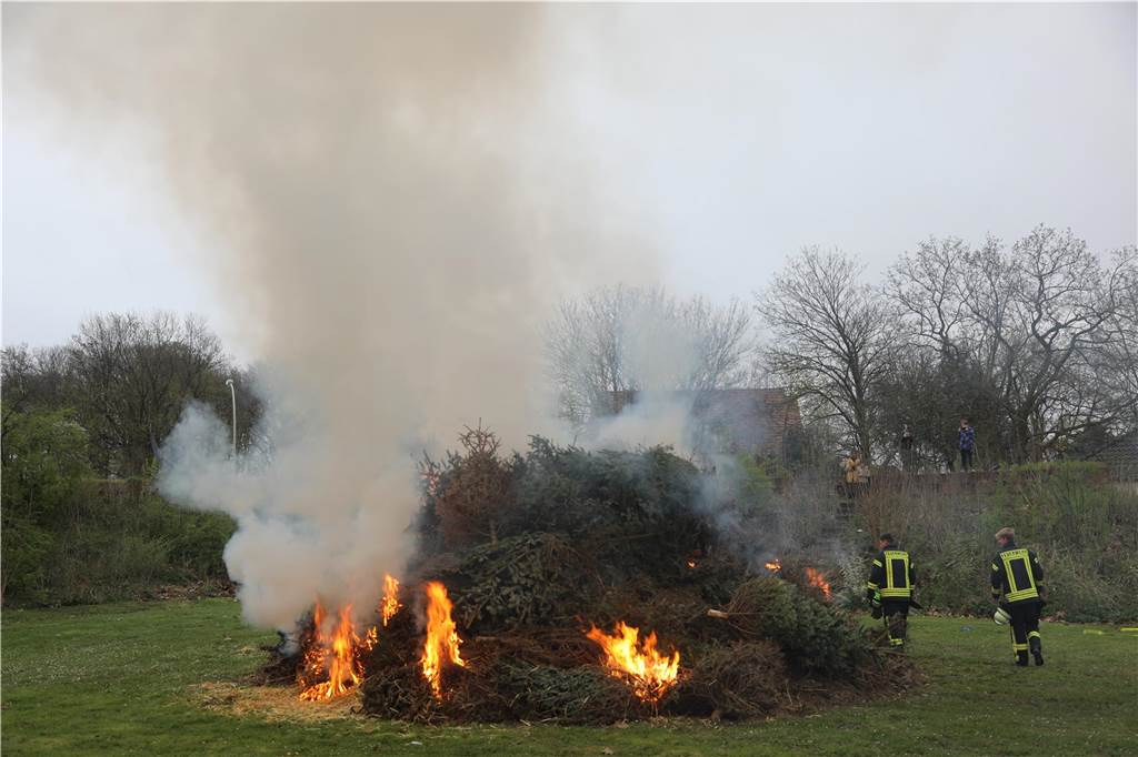 Das Osterfeuer der Feuerwehr war in Bork sehr gut besucht. Und als der regen einsetzte, wechselten die Besucher in die Fahrzeughallen.
