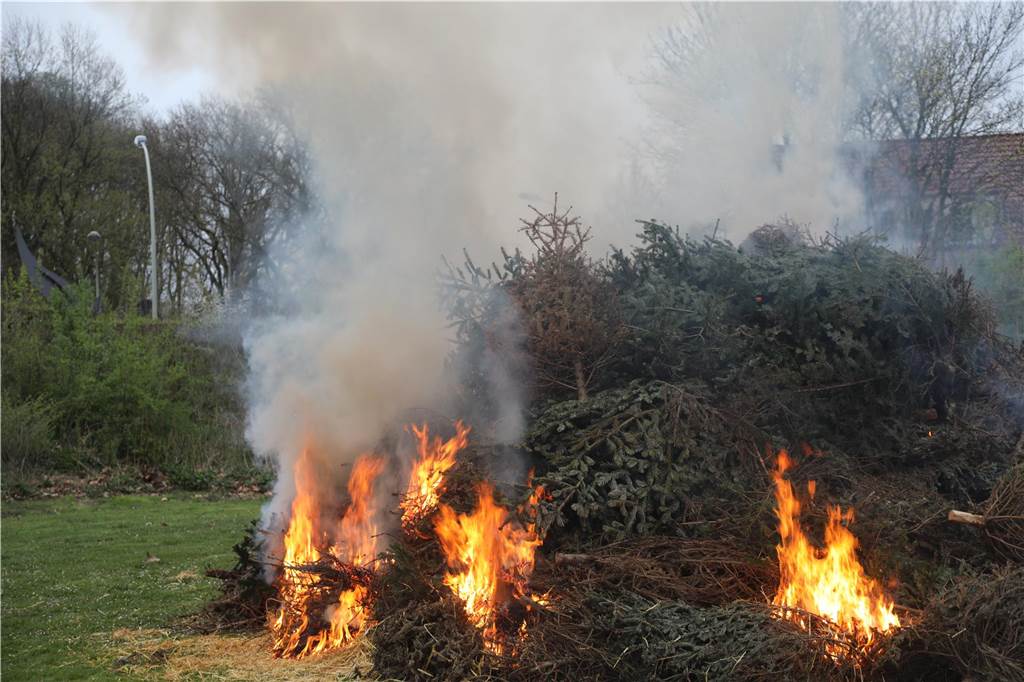 Das Osterfeuer der Feuerwehr war in Bork sehr gut besucht. Und als der regen einsetzte, wechselten die Besucher in die Fahrzeughallen.