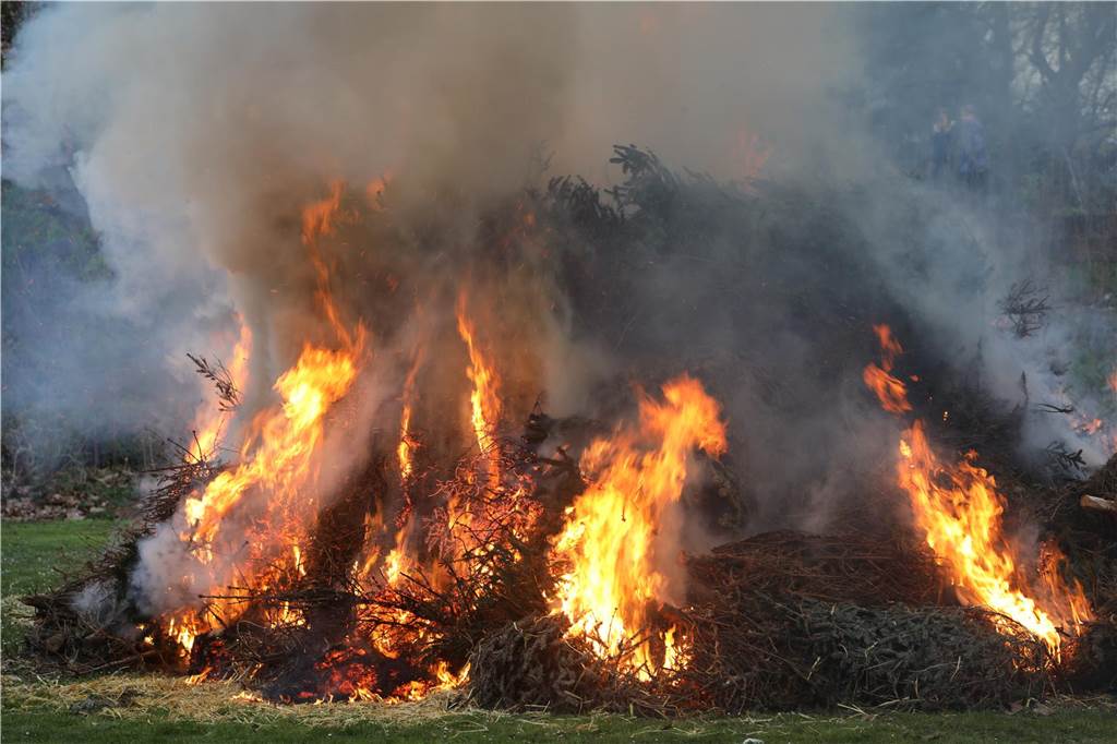 Das Osterfeuer der Feuerwehr war in Bork sehr gut besucht. Und als der regen einsetzte, wechselten die Besucher in die Fahrzeughallen.
