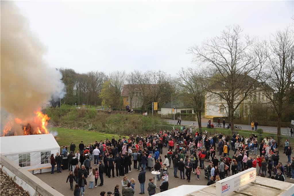 Das Osterfeuer der Feuerwehr war in Bork sehr gut besucht. Und als der regen einsetzte, wechselten die Besucher in die Fahrzeughallen.
