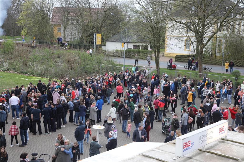 Das Osterfeuer der Feuerwehr war in Bork sehr gut besucht. Und als der regen einsetzte, wechselten die Besucher in die Fahrzeughallen.