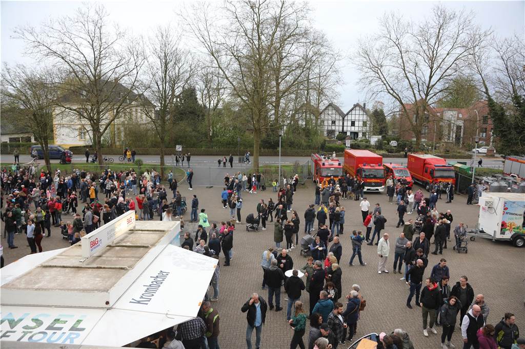 Das Osterfeuer der Feuerwehr war in Bork sehr gut besucht. Und als der regen einsetzte, wechselten die Besucher in die Fahrzeughallen.