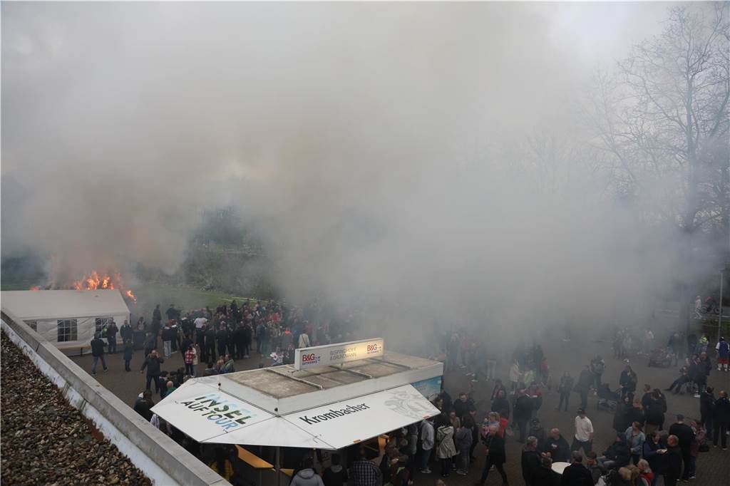 Das Osterfeuer der Feuerwehr war in Bork sehr gut besucht. Und als der regen einsetzte, wechselten die Besucher in die Fahrzeughallen.