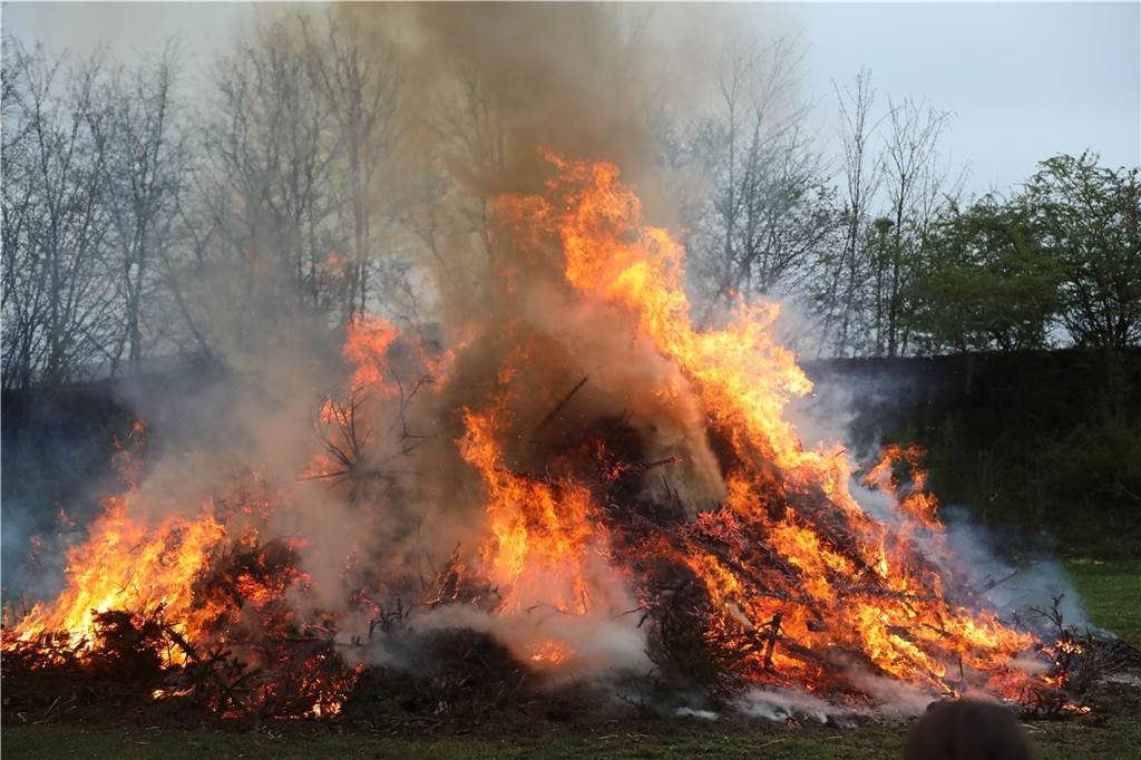 Das Osterfeuer der Feuerwehr war in Bork sehr gut besucht. Und als der regen einsetzte, wechselten die Besucher in die Fahrzeughallen.