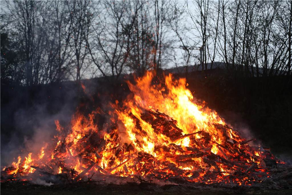 Das Osterfeuer der Feuerwehr war in Bork sehr gut besucht. Und als der regen einsetzte, wechselten die Besucher in die Fahrzeughallen.