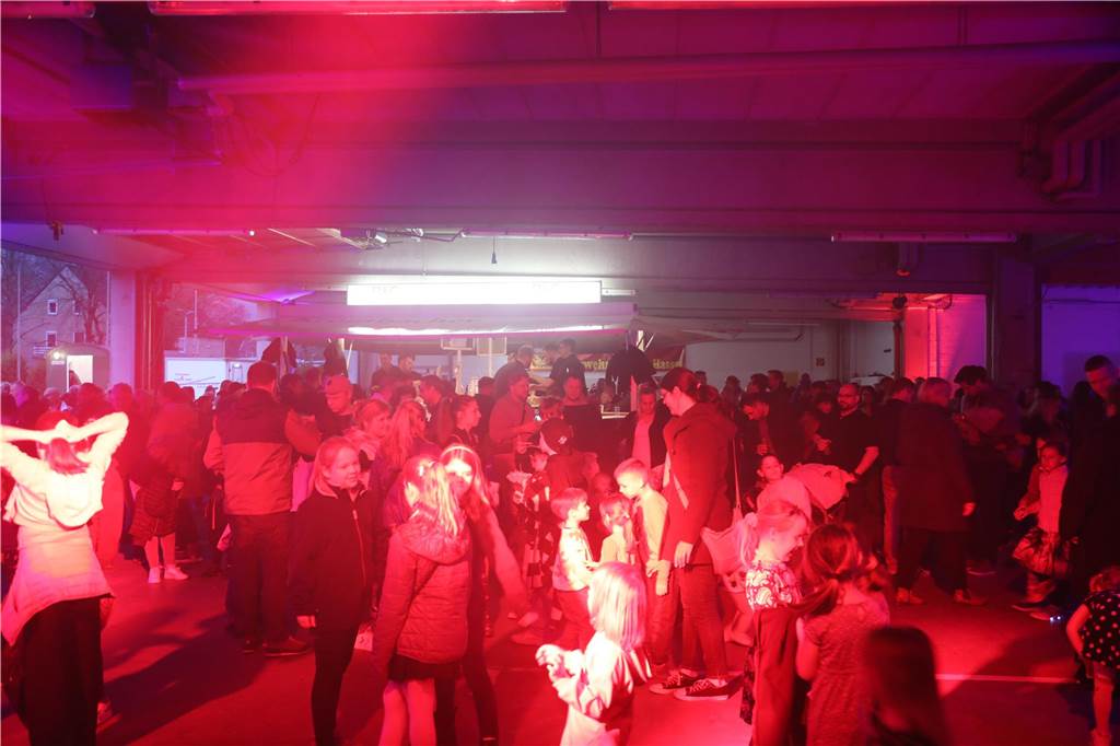 Das Osterfeuer der Feuerwehr war in Bork sehr gut besucht. Und als der regen einsetzte, wechselten die Besucher in die Fahrzeughallen.
