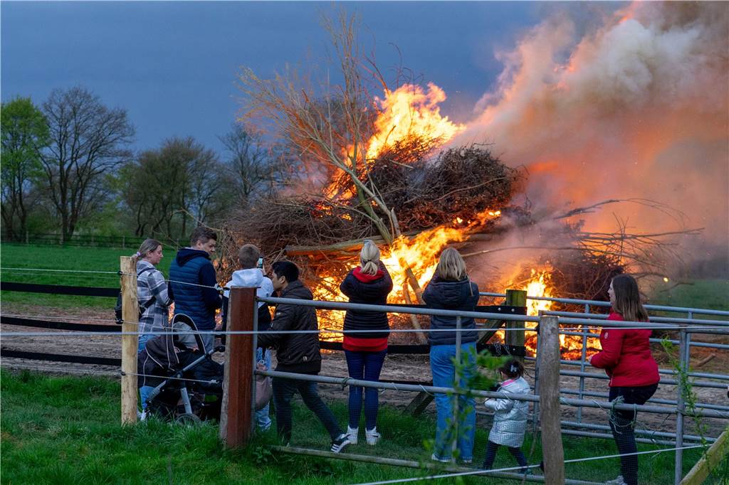 Das Osterfeuer der Martinsgesellschaft Brederode-Lenklar war wieder Anziehungspunkt für viele Menschen.