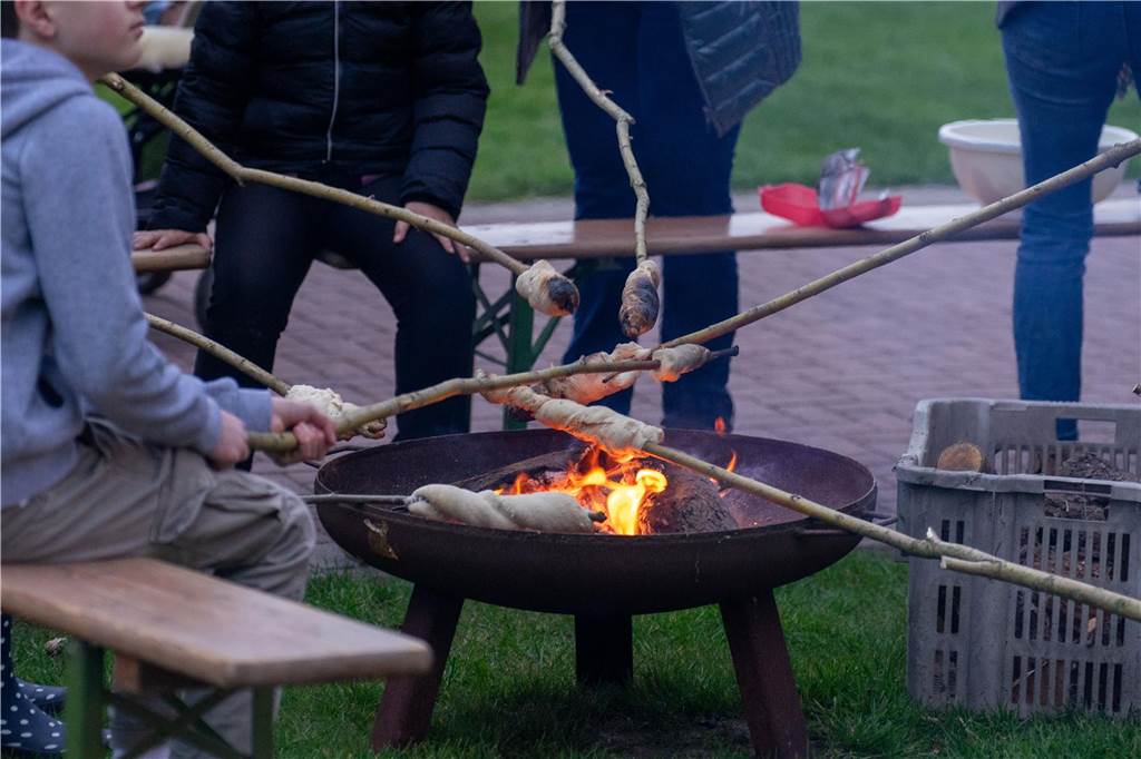 Das Osterfeuer der Martinsgesellschaft Brederode-Lenklar war wieder Anziehungspunkt für viele Menschen.