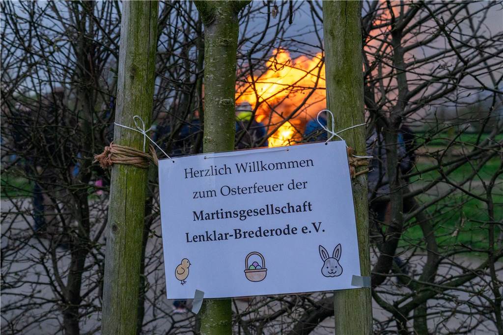 Das Osterfeuer der Martinsgesellschaft Brederode-Lenklar war wieder Anziehungspunkt für viele Menschen.