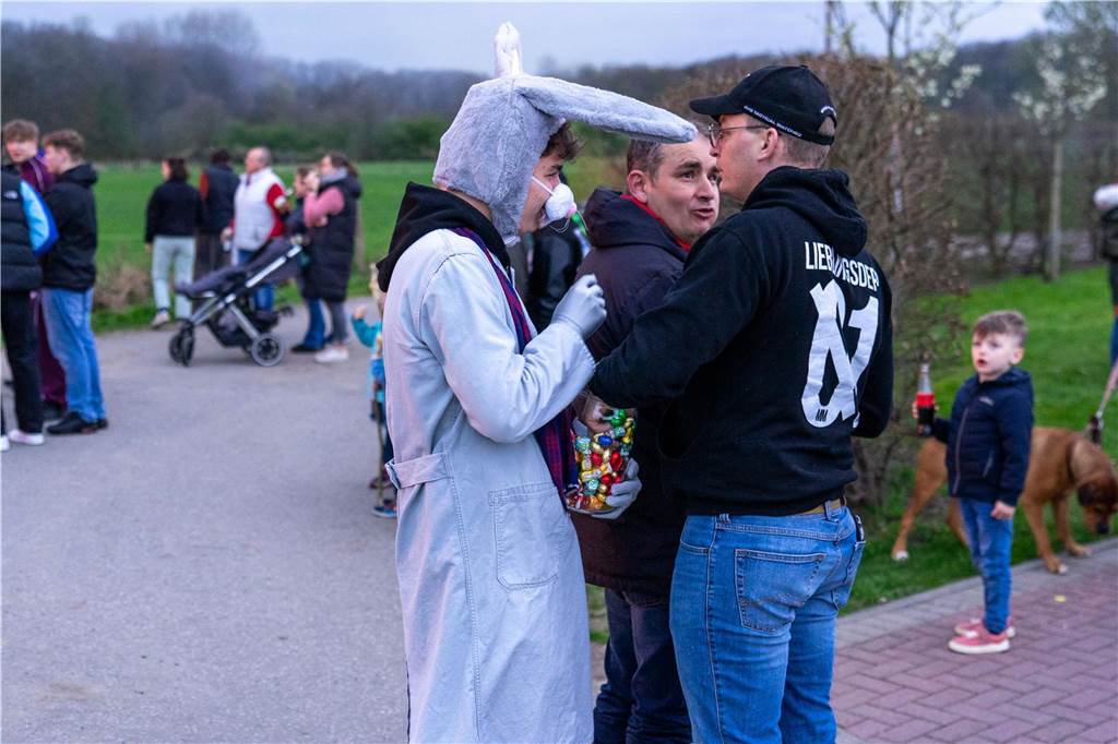 Das Osterfeuer der Martinsgesellschaft Brederode-Lenklar war wieder Anziehungspunkt für viele Menschen.
