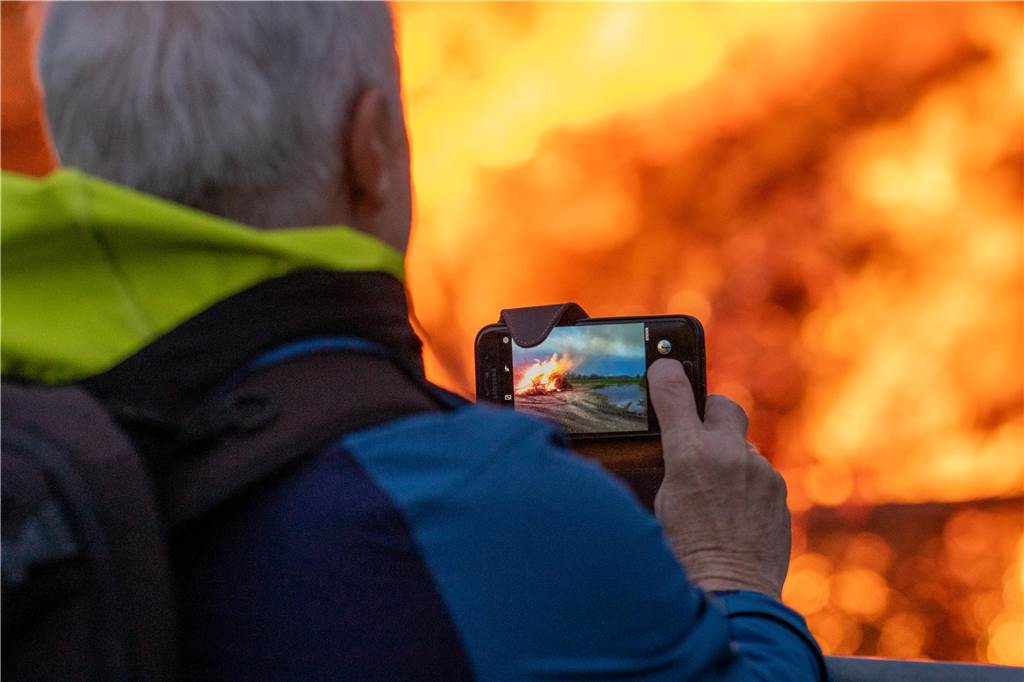 Das Osterfeuer der Martinsgesellschaft Brederode-Lenklar war wieder Anziehungspunkt für viele Menschen.
