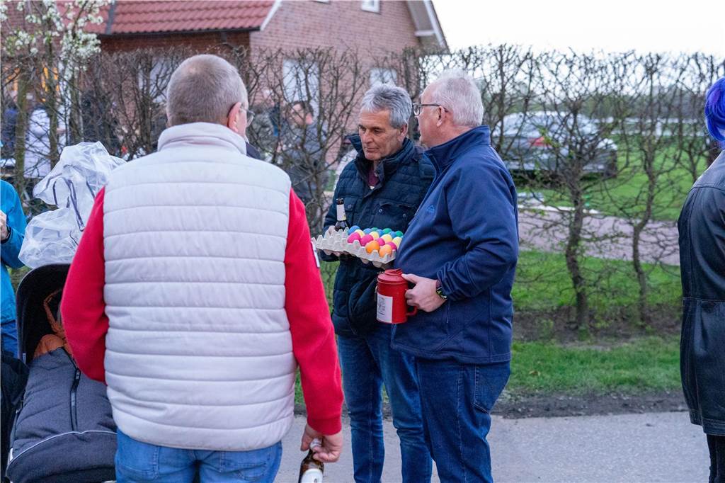 Das Osterfeuer der Martinsgesellschaft Brederode-Lenklar war wieder Anziehungspunkt für viele Menschen.