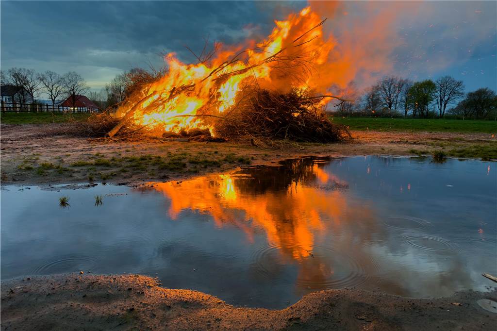 Das Osterfeuer der Martinsgesellschaft Brederode-Lenklar war wieder Anziehungspunkt für viele Menschen.
