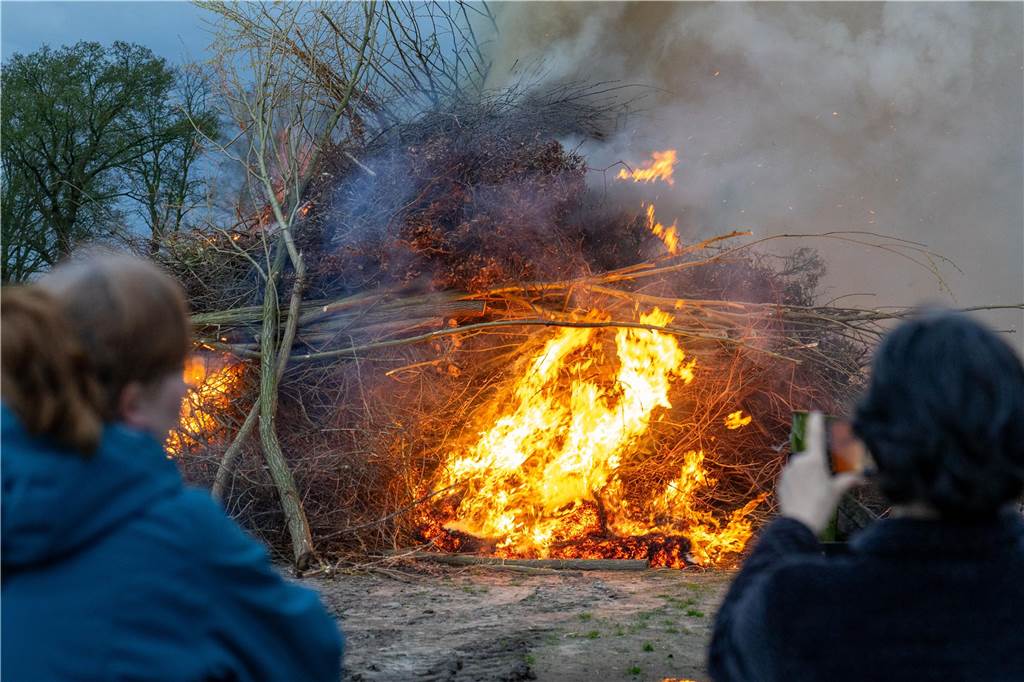 Das Osterfeuer der Martinsgesellschaft Brederode-Lenklar war wieder Anziehungspunkt für viele Menschen.