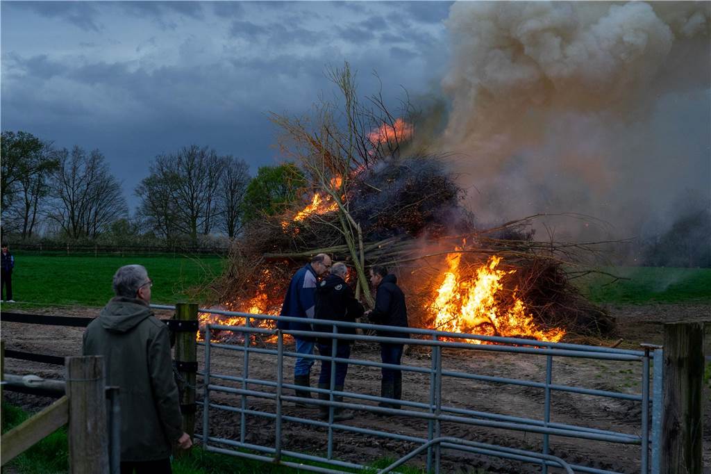 Das Osterfeuer der Martinsgesellschaft Brederode-Lenklar war wieder Anziehungspunkt für viele Menschen.