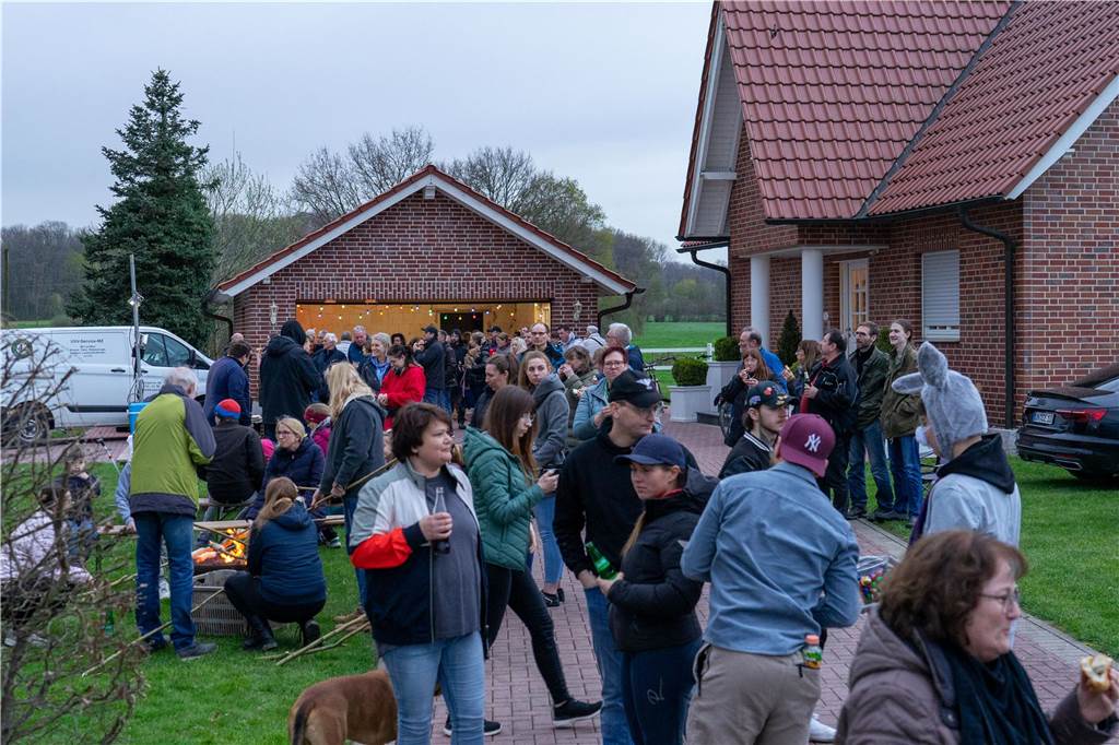 Das Osterfeuer der Martinsgesellschaft Brederode-Lenklar war wieder Anziehungspunkt für viele Menschen.