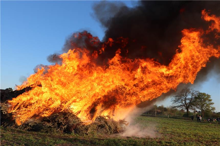 Nach zwei Jahren Corona-Pause: Viele Menschen bei Osterfeuern in Nordkirchen Das Osterfeuer der Pfadfinder in Nordkirchen brannte lichterloh - endlich wieder nach zwei Jahren Corona-Pause.