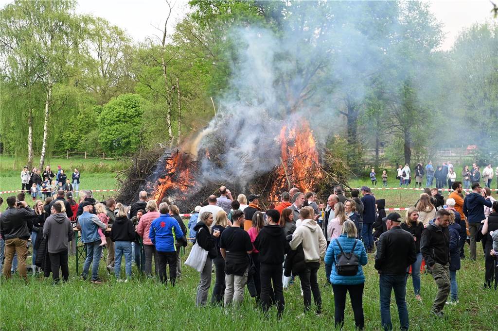 Bei zunächst angenehmen Temperaturen und freundlichen Wetter besuchten mehrere hundert Gäste das Event auf dem Feld am Friesenweg Ecke Frankenstraße.
