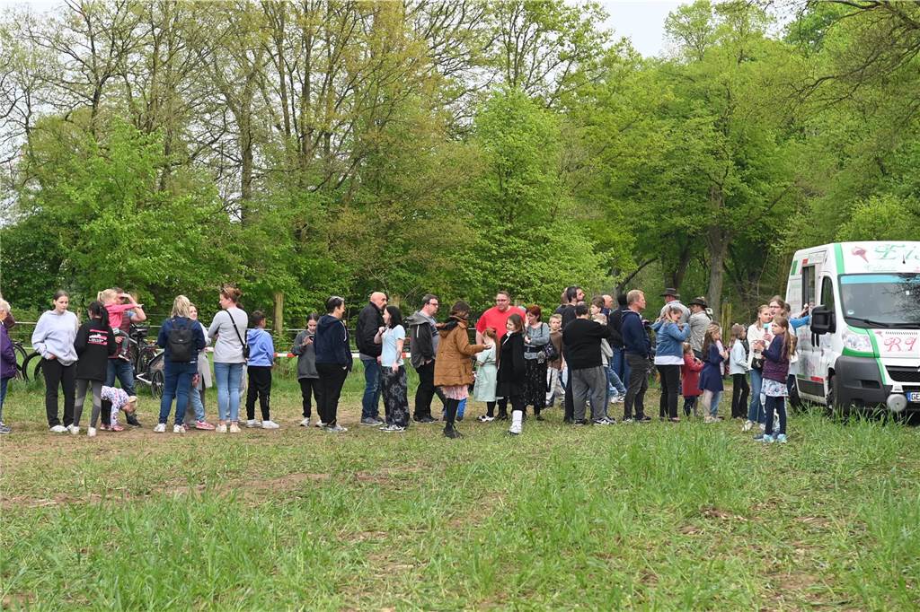 Bei zunächst angenehmen Temperaturen und freundlichen Wetter besuchten mehrere hundert Gäste das Event auf dem Feld am Friesenweg Ecke Frankenstraße.