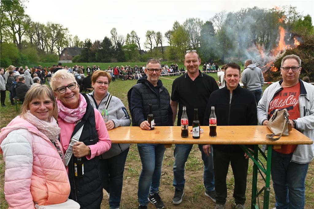 Bei zunächst angenehmen Temperaturen und freundlichen Wetter besuchten mehrere hundert Gäste das Event auf dem Feld am Friesenweg Ecke Frankenstraße.