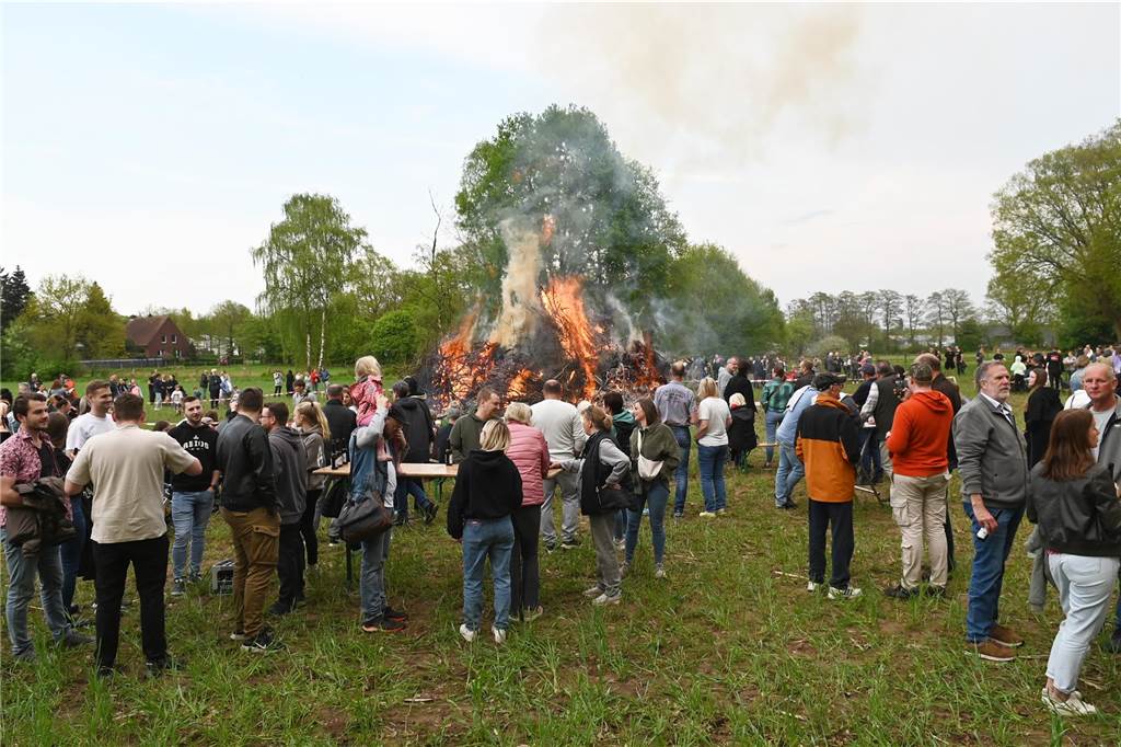 Bei zunächst angenehmen Temperaturen und freundlichen Wetter besuchten mehrere hundert Gäste das Event auf dem Feld am Friesenweg Ecke Frankenstraße.