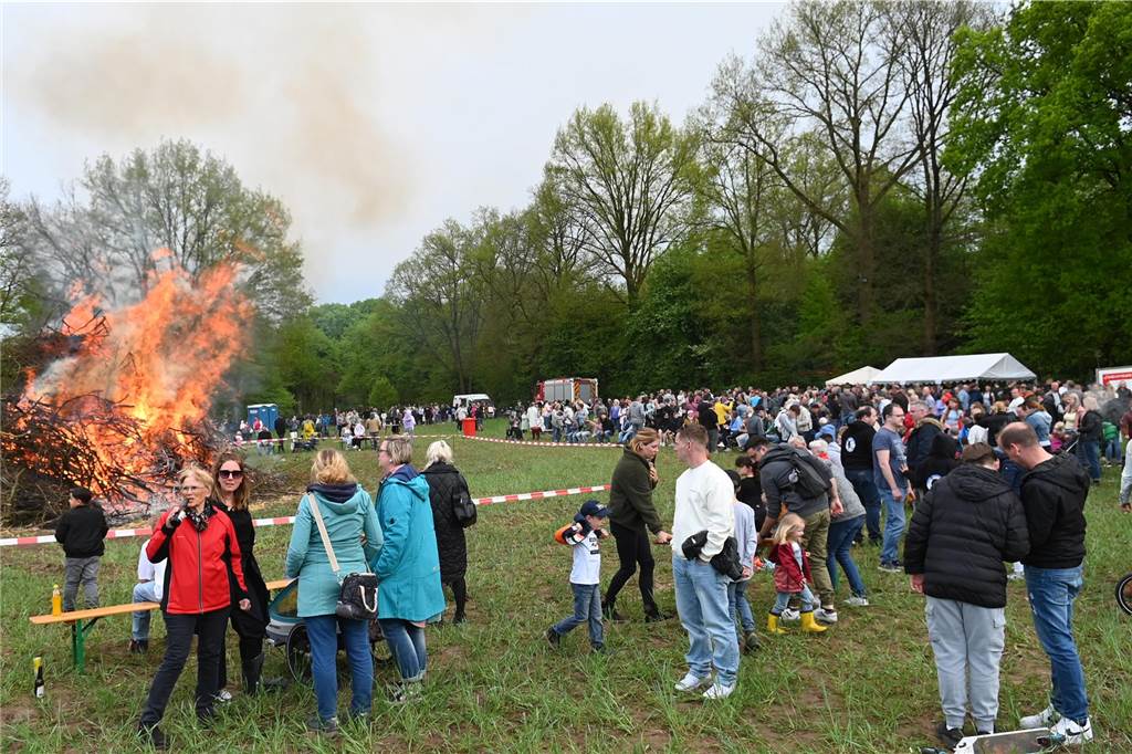 Bei zunächst angenehmen Temperaturen und freundlichen Wetter besuchten mehrere hundert Gäste das Event auf dem Feld am Friesenweg Ecke Frankenstraße.