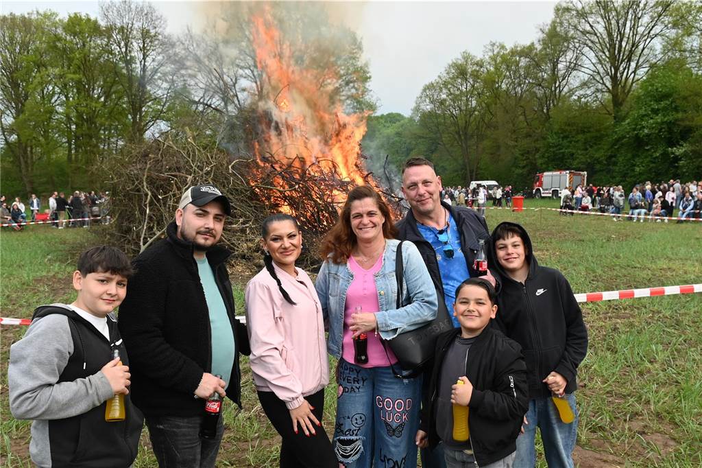 Bei zunächst angenehmen Temperaturen und freundlichen Wetter besuchten mehrere hundert Gäste das Event auf dem Feld am Friesenweg Ecke Frankenstraße.