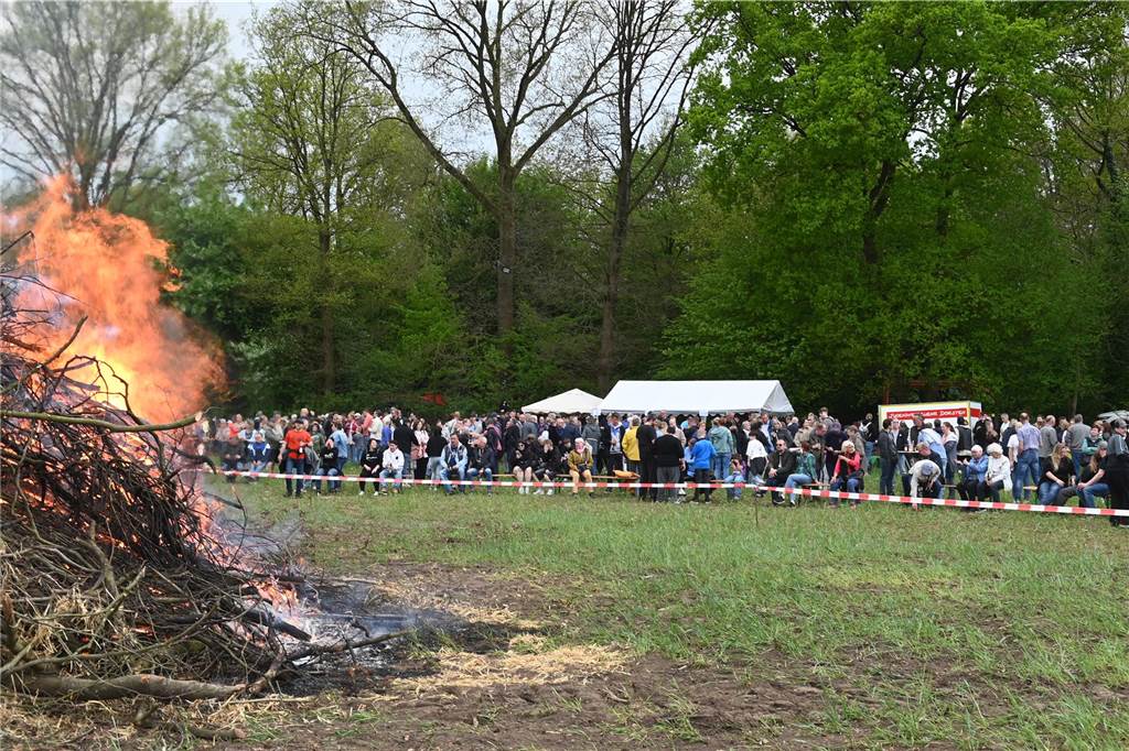 Bei zunächst angenehmen Temperaturen und freundlichen Wetter besuchten mehrere hundert Gäste das Event auf dem Feld am Friesenweg Ecke Frankenstraße.