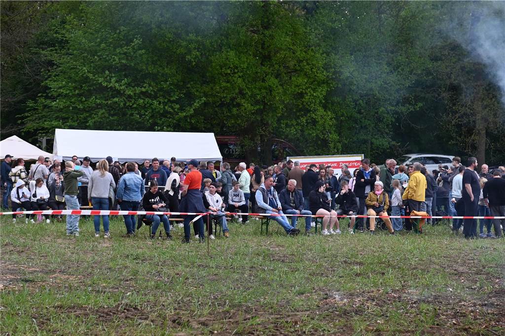Bei zunächst angenehmen Temperaturen und freundlichen Wetter besuchten mehrere hundert Gäste das Event auf dem Feld am Friesenweg Ecke Frankenstraße.