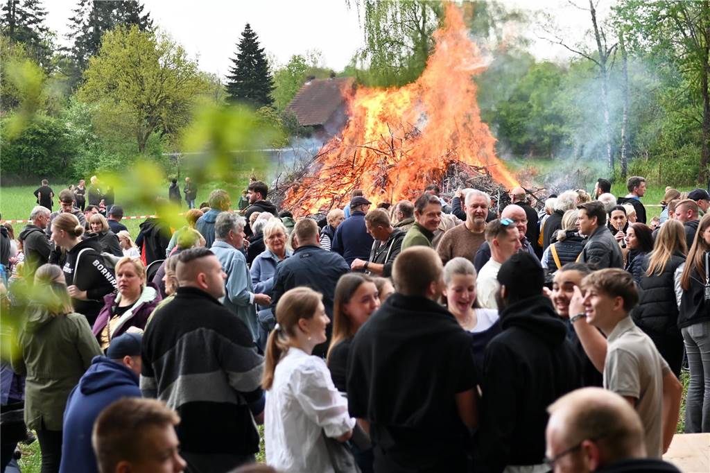 Bei zunächst angenehmen Temperaturen und freundlichen Wetter besuchten mehrere hundert Gäste das Event auf dem Feld am Friesenweg Ecke Frankenstraße.