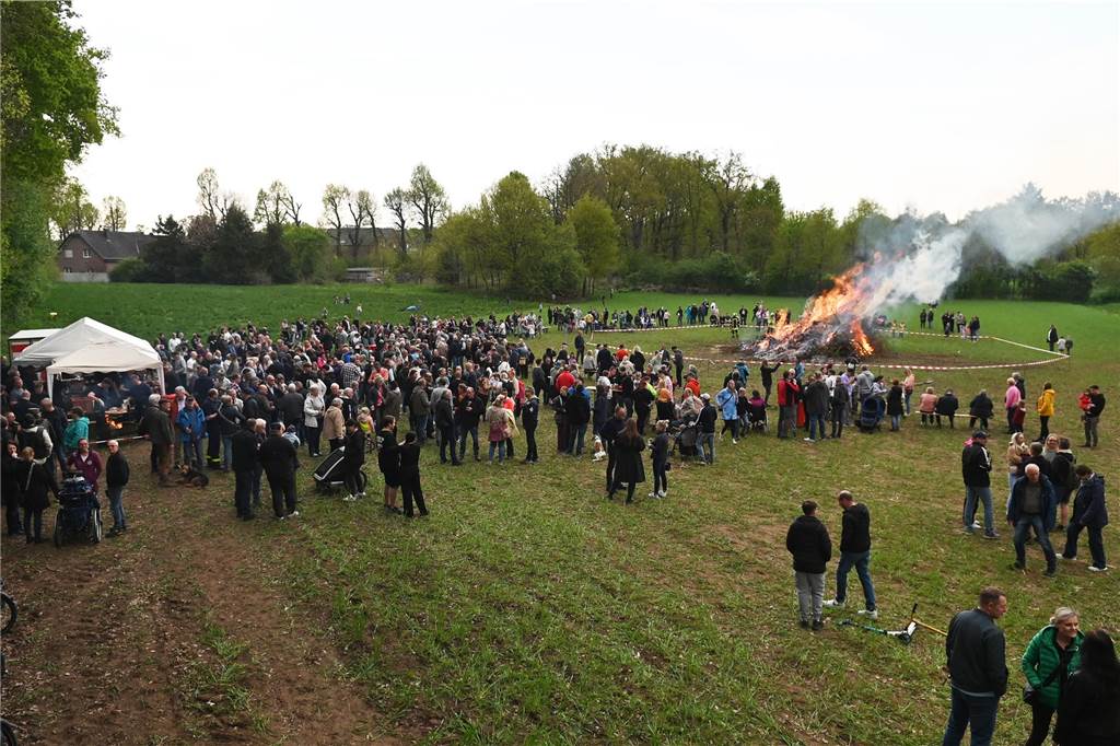 Bei zunächst angenehmen Temperaturen und freundlichen Wetter besuchten mehrere hundert Gäste das Event auf dem Feld am Friesenweg Ecke Frankenstraße.