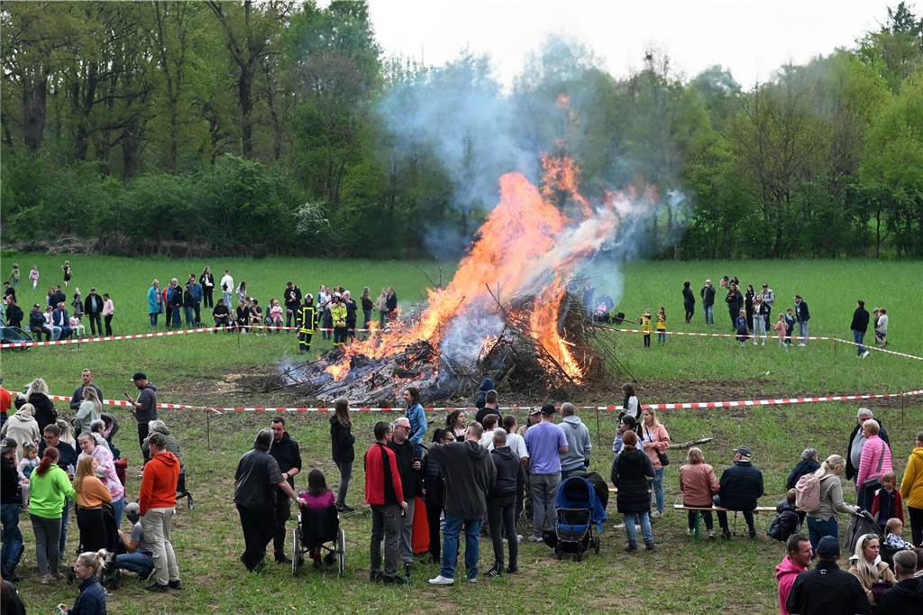 Bei zunächst angenehmen Temperaturen und freundlichen Wetter besuchten mehrere hundert Gäste das Event auf dem Feld am Friesenweg Ecke Frankenstraße.