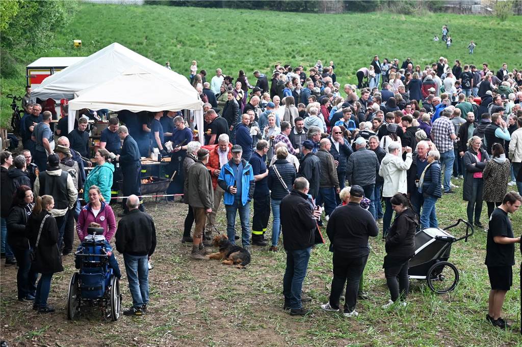 Bei zunächst angenehmen Temperaturen und freundlichen Wetter besuchten mehrere hundert Gäste das Event auf dem Feld am Friesenweg Ecke Frankenstraße.