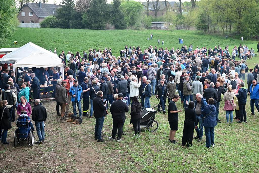 Bei zunächst angenehmen Temperaturen und freundlichen Wetter besuchten mehrere hundert Gäste das Event auf dem Feld am Friesenweg Ecke Frankenstraße.