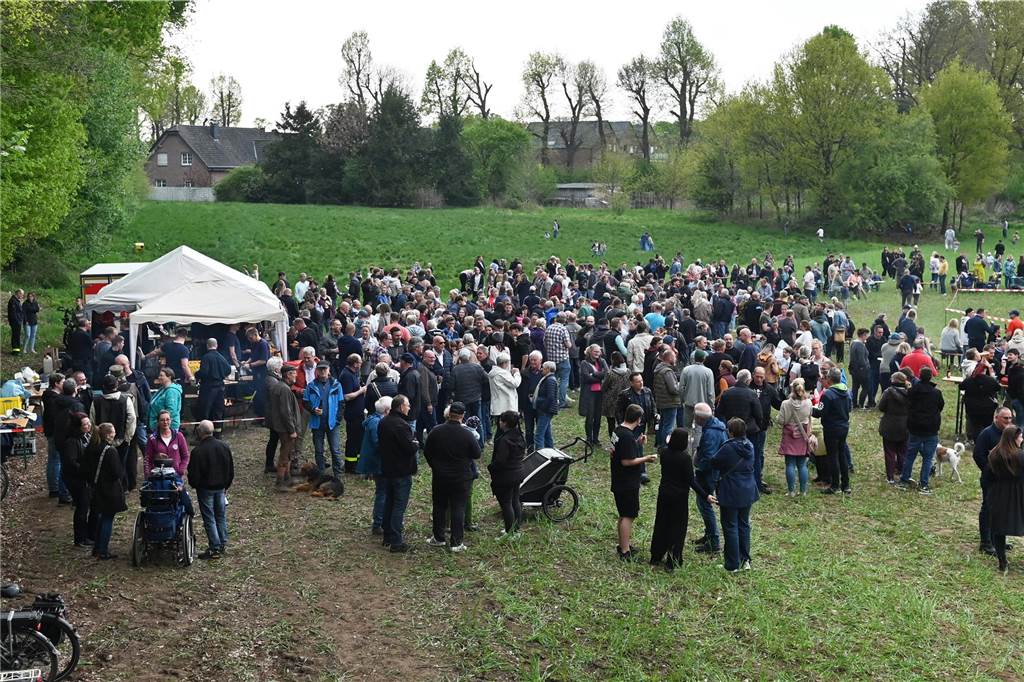 Bei zunächst angenehmen Temperaturen und freundlichen Wetter besuchten mehrere hundert Gäste das Event auf dem Feld am Friesenweg Ecke Frankenstraße.
